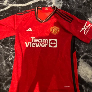 Manchester United tröja  - Använd en gång används inte på grund av att den e för stor. Ny pris runt tusen kroner