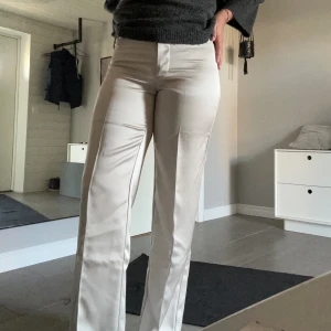 Kostymbyxor  - Jättefina kostymbyxor i silke❣️byxorna är aldrig använda, säljer då de är lite små för mig 😩