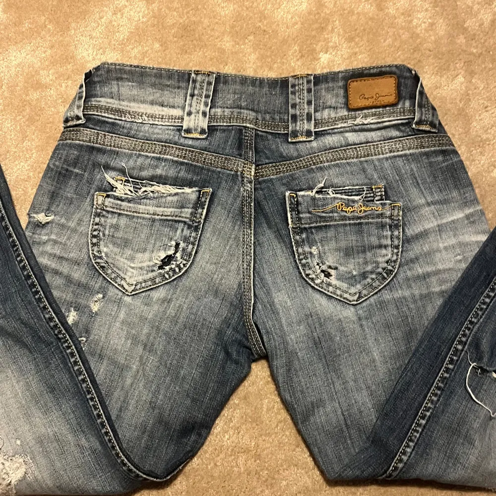 Köpte dessa Lågmidjade pepe jeans men tyvärr kommer dom inte till så mycket användning. Jag skulle säga att storleken stämmer och dom är bekväma för att vara ett par jeans. Dom är lite slitna längst ner på jeansen och det tog jag bild på🩷🩷. Jeans & Byxor.