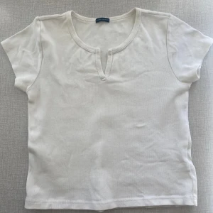 Brandy Melville vit topp strl XS - Fin vit sommartopp Brandy Melville storlek som XS I fint skick