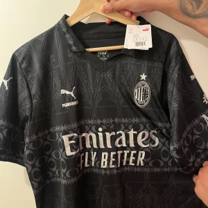 AC Milan Jersey - JERSEY AC MILAN X PLEASURES 2023/24 – DARK VERSION