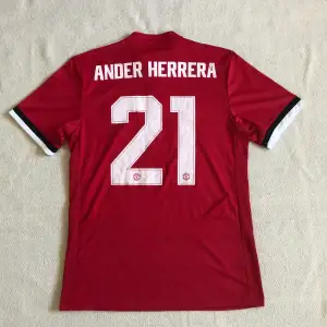 Säljer Manchester United:s hemmaställ från säsongen 17/18. Tröjan är äkta och har den spanska mittfältaren Herrera på ryggen. Tröjan är i mycket bra skick men har några få sprickor i plasttrycket på ryggen som knappt syns (skriv för flera bilder)