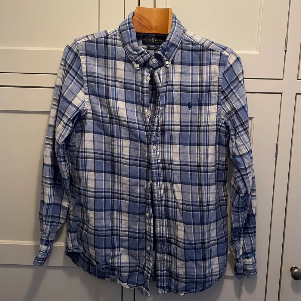 Klassisk rutig Ralph Lauren skjorta i fint skick. STORLEK: XL (18-20) Barnstorlek. . Skjortor.
