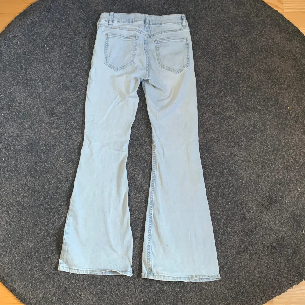 Ett par ljusblå bootcut jeans från Lindex💞De är low waist/ mid waist. Jeans & Byxor.