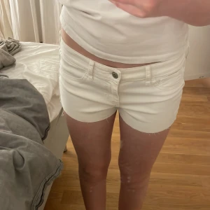Hollister shorts  - Lågmidjade shorts från hollister i storlek S/27. Midjemått rakt över 37cm. Jätte fint skick. Skriv privat för fler bilder och frågor💗