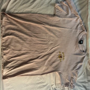 T-shirt  - Skön t-shirt, använd väldigt lite och i fint skick 