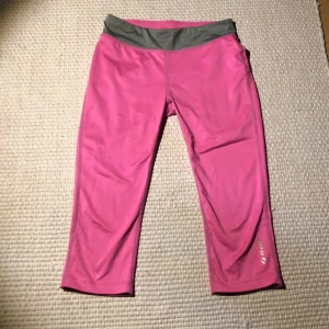 Rosa 3/4 träningsbyxor  - Ett par fina träningsbyxor som är 3/4. För barn med ett bra skick 💗