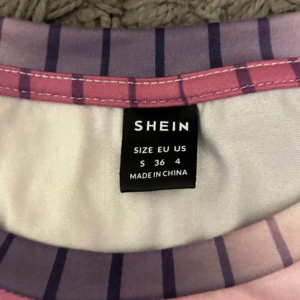 Tröjan är från SHEIN och säljer den eftersom , den är inte min stil längre och den har aldrig används ! ❤️. Tröjor & Koftor.