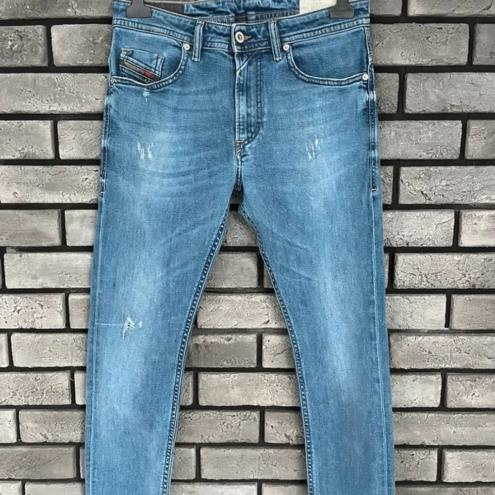 Snygga diesel jeans med schyssta slitningar🌟🙌🏼 Storlek 30/30 passar 30/32. Jeans & Byxor.