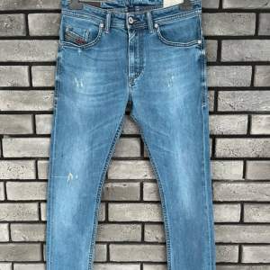 Snygga diesel jeans med schyssta slitningar🌟🙌🏼 Storlek 30/30 passar 30/32