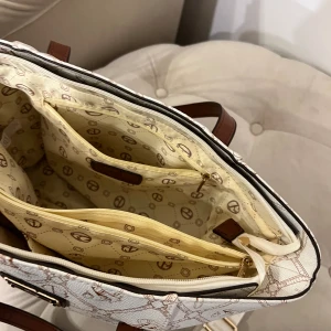 Fin Väska  - Väskan är använd ett fåtal gånger 