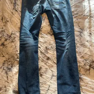 Ett par riktigt feta replay jeans i storlek 32, sitter mycket bra, skicket är 10/10 med knappt någon användning, pris kan diskuteras! Hör gärna av er vid frågor!💸🍾💸🍾💸