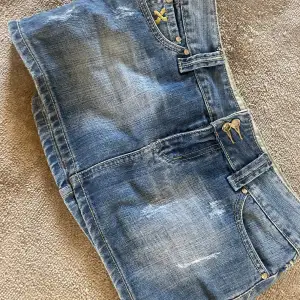 As snygg jeans kjol!!💞💞 perfekt nu till sommaren💋 osäker om jag vill sälja därför högt pris!