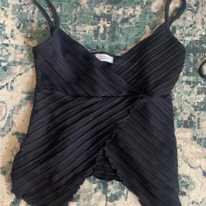 Vintage topp - Jätte fin vintage topp, står ingen storlek men passar mig som är S. Kolla i min bio och har du några frågor är det bara att skriva💕