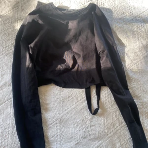 Tröja med knytning  - Tröja med knytning från bikbok i storlek xs🌸 säljer då den inte passade mig 