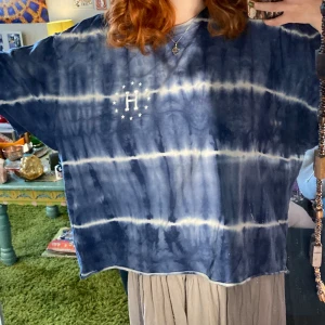 T-shirt Huf oversize  - I använt skick, jag har klippt av den då den var väldigt lång från början. Men inga skador eller så annars och den har varit så i flera år så den trådar ej upp sig. Hör av dig om du vill ha fler bilder eller undrar något!💗