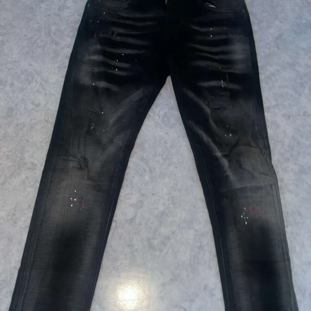 Svarta daquared jeans  Använda max 2ggr  Säljer pga att de inte passar längre  Inga defekter Pris kan diskuteras. Jeans & Byxor.
