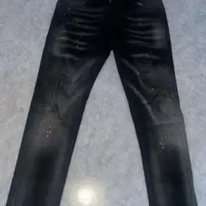 Svarta daquared jeans  Använda max 2ggr  Säljer pga att de inte passar längre  Inga defekter Pris kan diskuteras