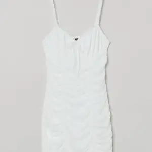 Vit klänning från h&m. Storlek xs, men väldigt stretchigt material. Hör av dig vid fler frågor eller bilder!💓