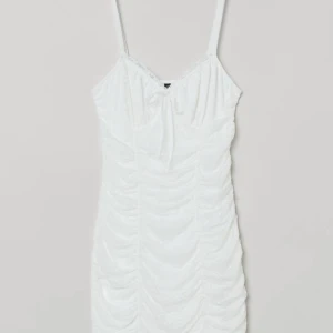 Klänning - Vit klänning från h&m. Storlek xs, men väldigt stretchigt material. Hör av dig vid fler frågor eller bilder!💓