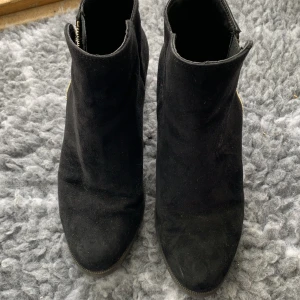 Klackar  - Har använt dem flera gånger dragkedja är lite sölig men den funkar storlek 37