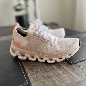 On cloudswift skor  - Vita / rosa i nyskick. Endast testade 2 ggr. 