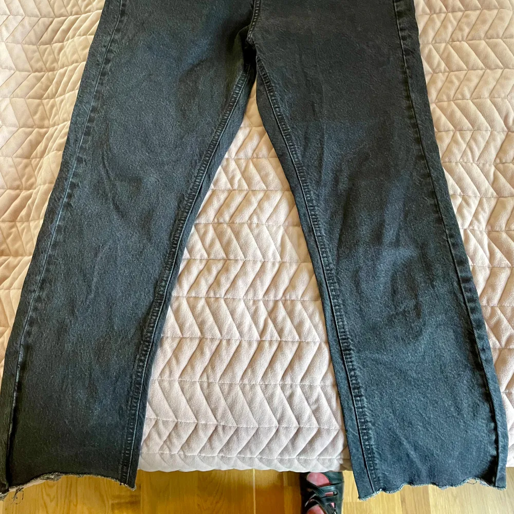 Snygga, knappt använda raka jeans från desigual. Strl ca 28 för jeans. Står strl 38 på dem men är närmare 36.. Jeans & Byxor.