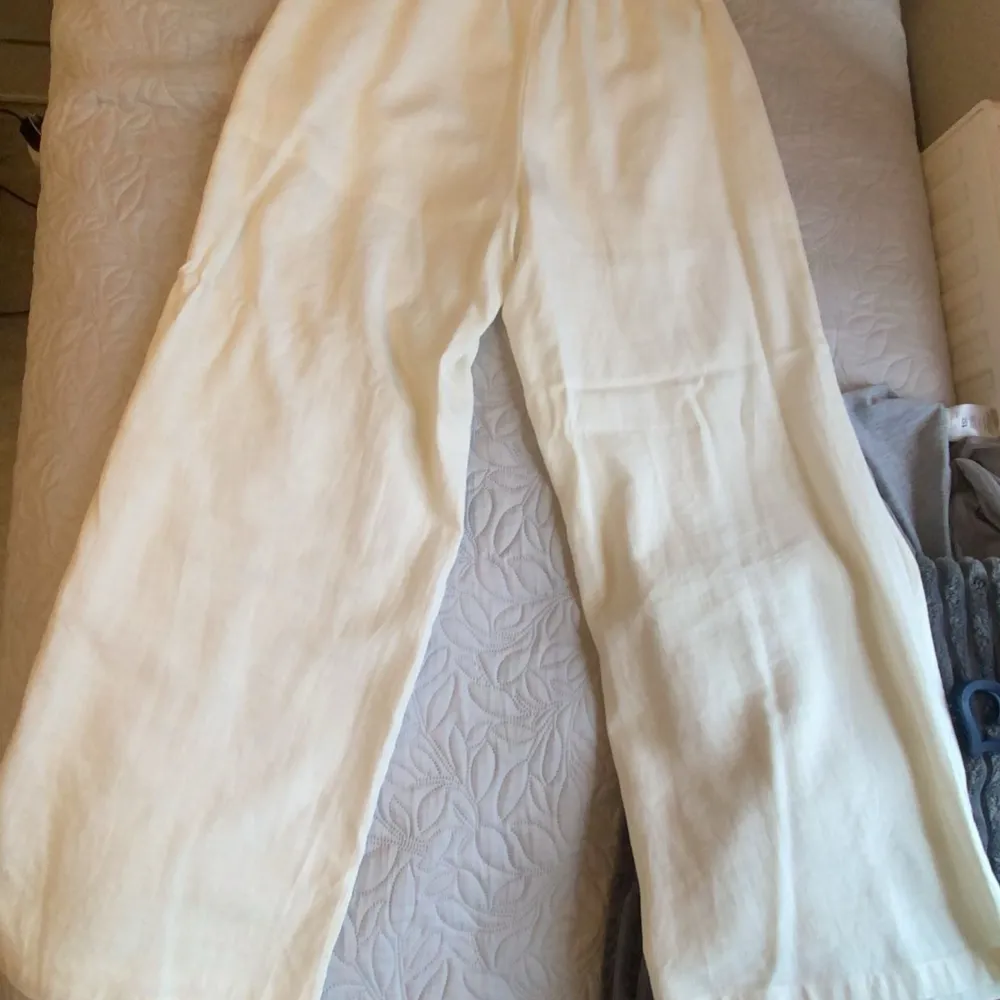 Ett par linne byxor som inte kommer till användning, har haft de i 6 månader och använt de en gång bara och ser helt nya ut. De är snygga på och de är stretchiga och skulle passa större storleka, perfekt för sommaren. Priset kan såklart diskuteras☺️. Jeans & Byxor.