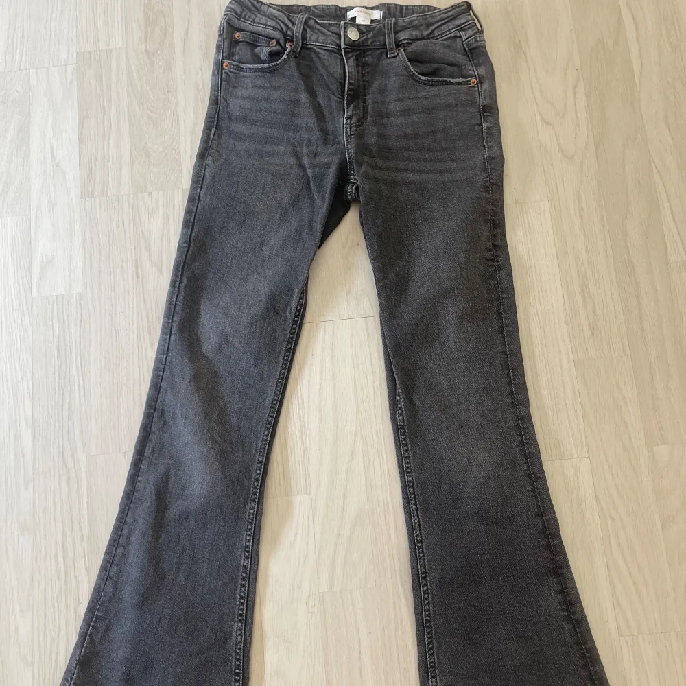Bootcut jeans från Gina Tricot Young, jättebra skick 9,5/10, mörkgråa🩶säljer pågrund av att dom är försmå! Kom privat för bättre bilder❣️. Jeans & Byxor.