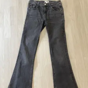 Bootcut jeans från Gina Tricot Young, jättebra skick 9,5/10, mörkgråa🩶säljer pågrund av att dom är försmå! Kom privat för bättre bilder❣️