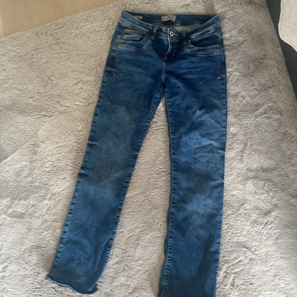 Säljer dessa ltb jeans för 650kr för att dom är för stora för mig. Orginal pris är 949kr. Dom är i nyskick. Det finns defekter längst ner på jeansen som syns på bild 4 men annars så är dom som nya. Vill helst byta mot en mindre storlek.Modell valerie. Jeans & Byxor.