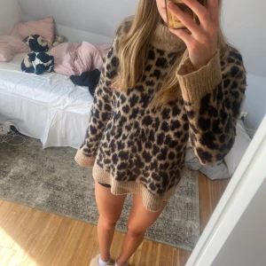 Leopard stickad tröja  - Såå mjuk och skön leopard stickad tröja 🐆💞stl s men väldigt stretchig