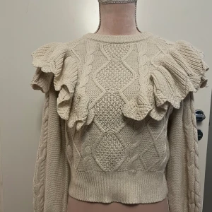 Tröja - Fin tröja med volanger ifrån only. Använd en gång🤍