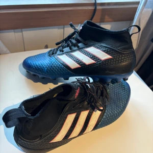 Fotbollskor  - Säljer adidas fotbollskor i storlek 39. Grymt skick