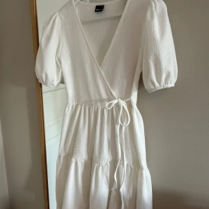 Sommar klänning - Vit klänning från Gina tricot som knappt är använd, passar perfekt nu till skolavslutningen eller studenten!💕