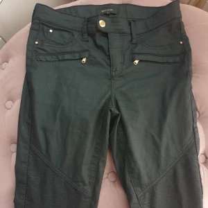 Svarta skinnbyxor i ankel längd - Helt nya! Köpta på river island. Märkta storlek 8 passar xs/s. Skitsnygga!! Kolla alla detaljerna 🖤