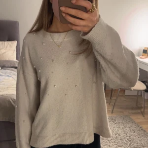 Stickad tröja - Säljer denna super söta tröjan då den inte kommer till användning längre💗Den har en liten fläck vid halsen (se bild 2) men den går nog att få bort om man försöker🌸