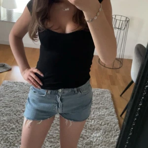Jeans shorts - Jeans shorts från bikbok i storlek xs🤍 använt lite förut, men inte längre. Bra skick!