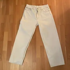 Ett par vita weekday jeans nästan aldrig använda W30 L32