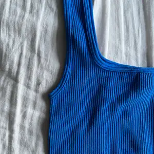 ett klarblått croppat linne med tjockare band från zara, ribbat material