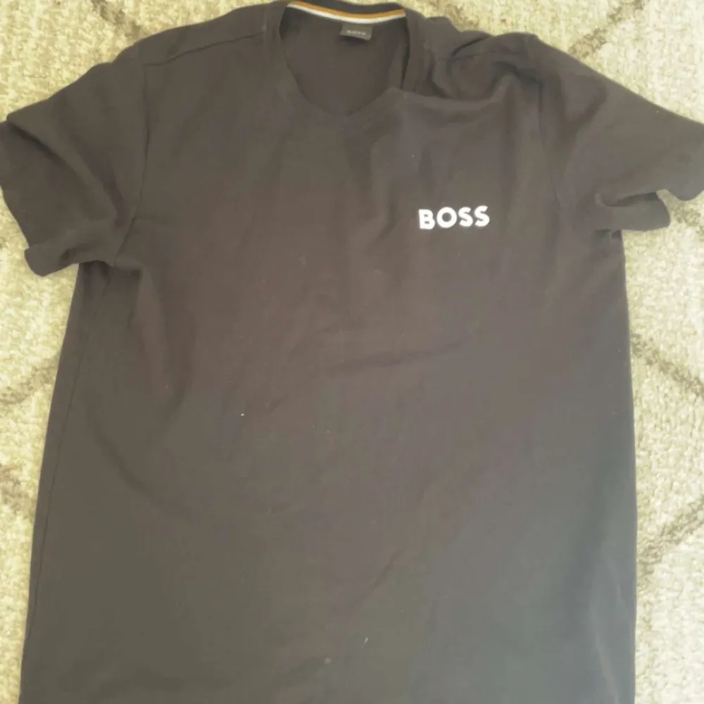 Hugo boss zip up hoodie  Boss t-shirt 10/10 skick  Båda kostar 800kr men om man vill ha en så kostar det 400kr. Hoodies.