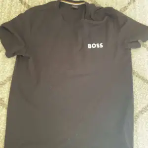 Hugo boss zip up hoodie  Boss t-shirt 10/10 skick  Båda kostar 800kr men om man vill ha en så kostar det 400kr