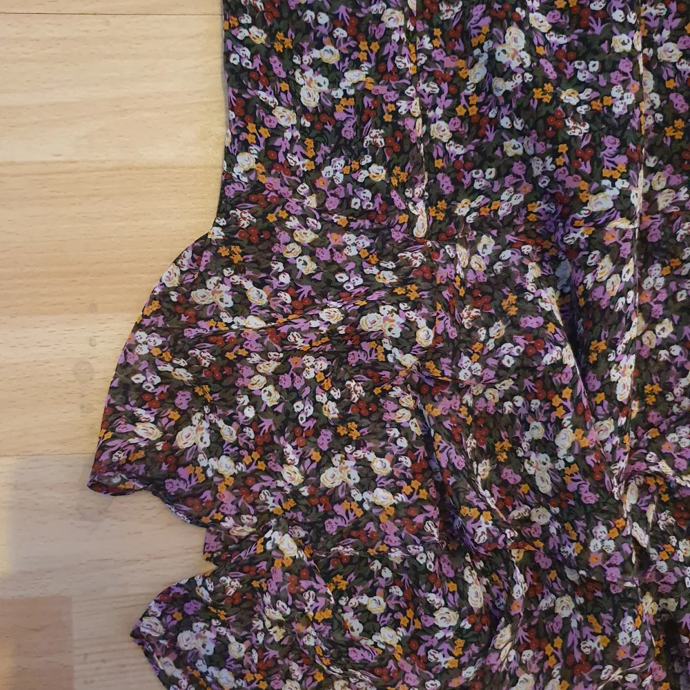 Jättegullig lila asymmetrical midi kjol. Går över knäna och är i jättebra skick. Har sj använt ca 1 gång men ursprungligen från sellpy. Skulle säga att den är lite liten i storleken! 😊. Kjolar.