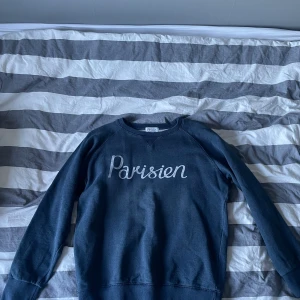 Laidback Maison Kitsune tröja - Säljer denna ASfeta tröjan från Maison Kitsune. Den är i nästintill oanvänt skick - passar till alla outfits. Vill du va lite soft/laidback så köp! Storlek M-L