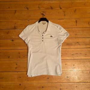 Burberry Piké - Burberry piké i skick 8/10 | Strl: S | Inga fläckar eller hål | Äkta givetvis | 350kr | Kan gå ner i pris vid snabb affär