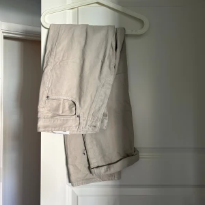 Straight jeans Zara - Oanvända jeans från Zara. Losefit men sitter ändå åt. Perfekt för sommar! Storlek 40