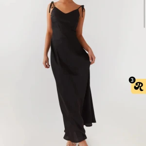 Svart satinklänning - Nyköpt och oanvänd, nypris 430