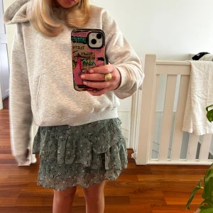 Blommig grön mini kjol - Jätte fin kjol med blommor perfekt nu inför sommaren!!💞💞Har inga defekter 