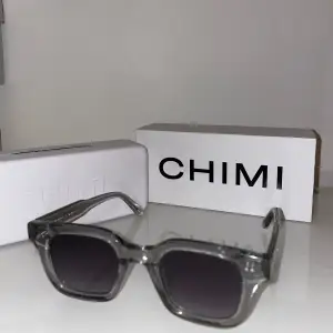 Tja säljer dessa snygga chimi solglasögon för jag inte använder dom längre 