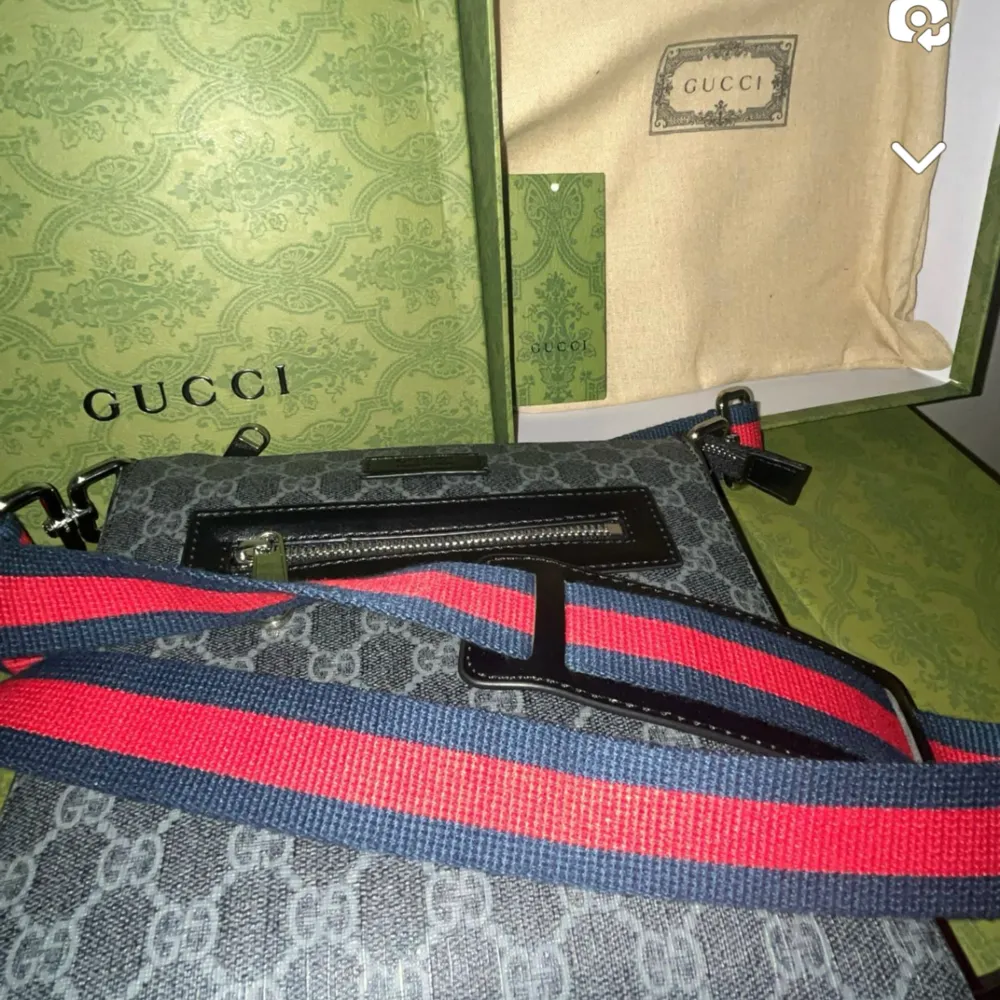 Hej säljer min Gucci väska, skick 10/10 inte använt ute provar inne, helt ny men drog tyvärr bort lapparna, men det är lungt hör av er om frågor eller funderingar 😃. Väskor.